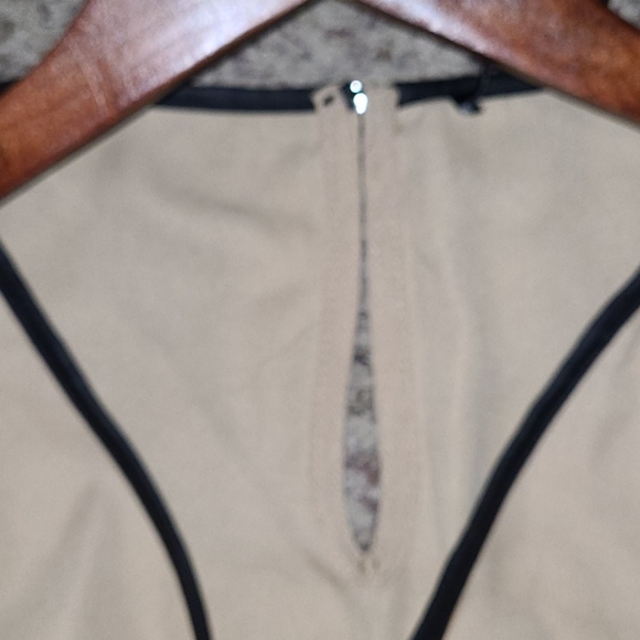 🌟🥂Forever 21 M Keyholes tan black trim long sleeve - Picture 9 of 15